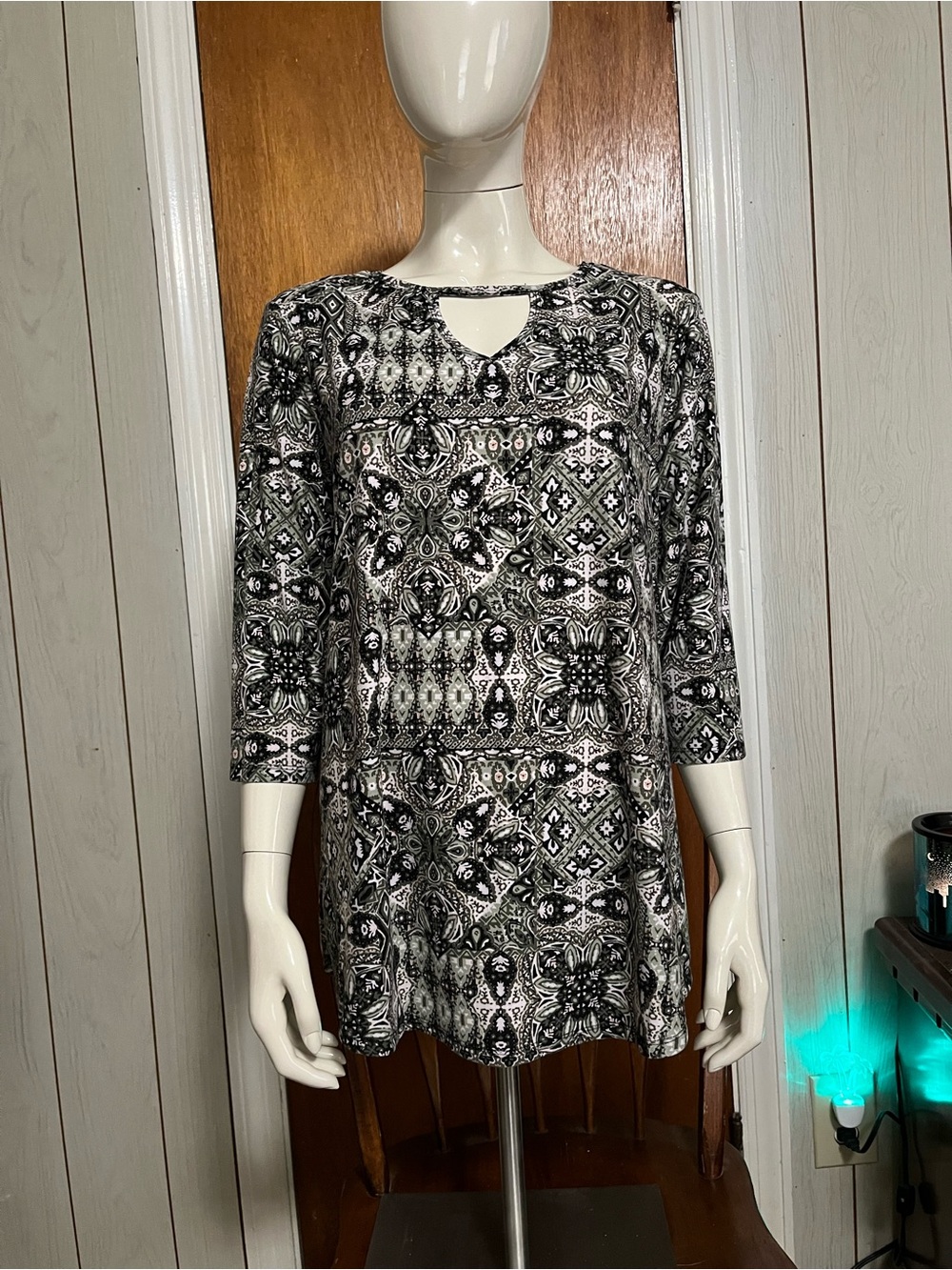 Bobbie Brooks Black and White Patterned Keyhole Tunic